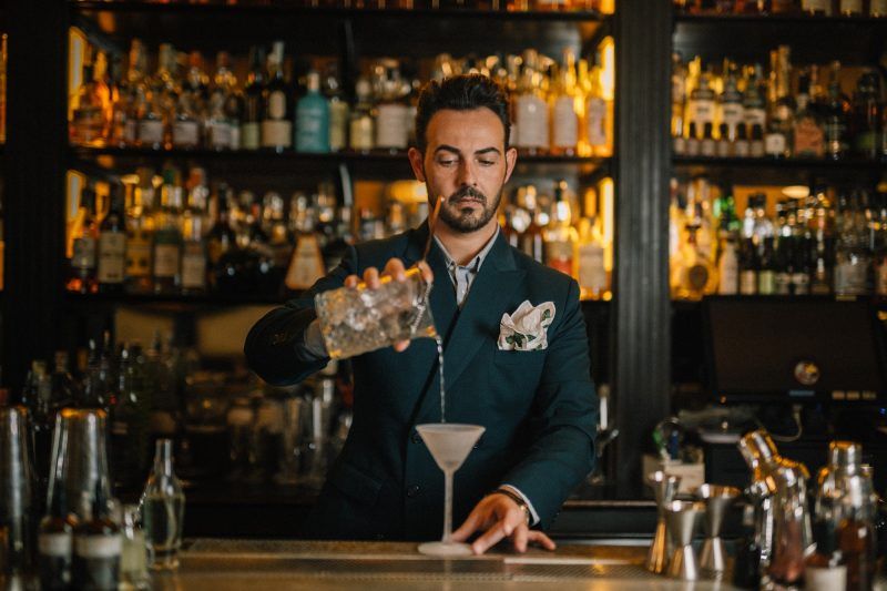 Карьерная лестница в HoReCa: от стажёра-бармена до управляющего рестораном за 5 лет