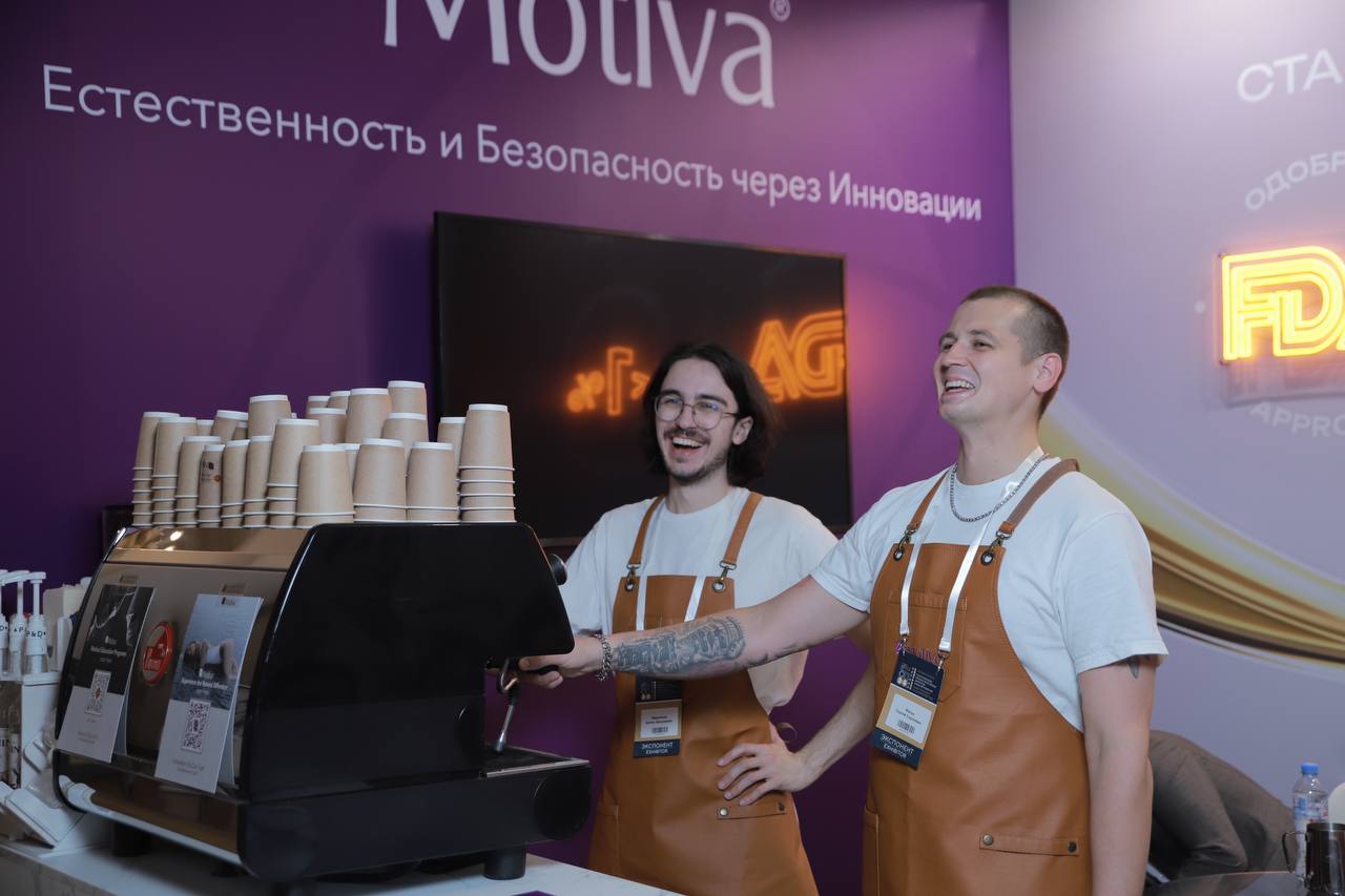 Выездной эспрессо-бар: бариста готовит кофе на профессиональной кофемашине