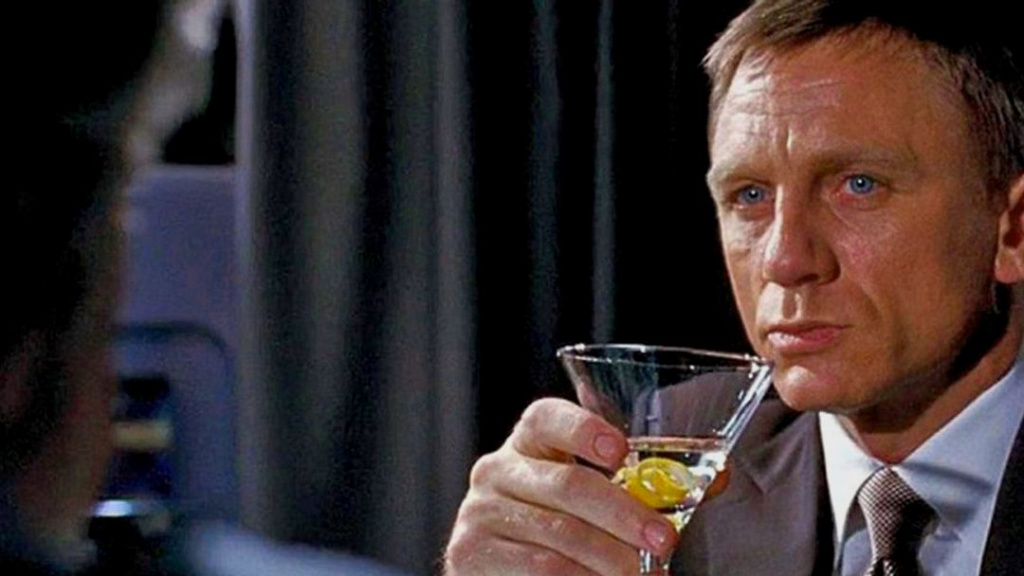 Джеймс Бонд пьет коктейль сухой мартини